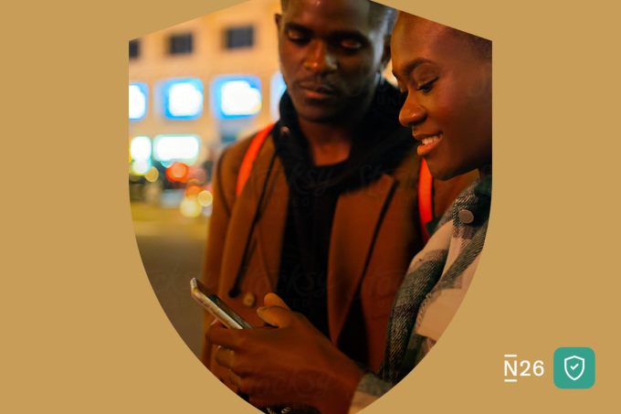 Deux personnes regardent un téléphone la nuit.