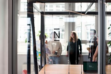 Life at N26 - employees working together.