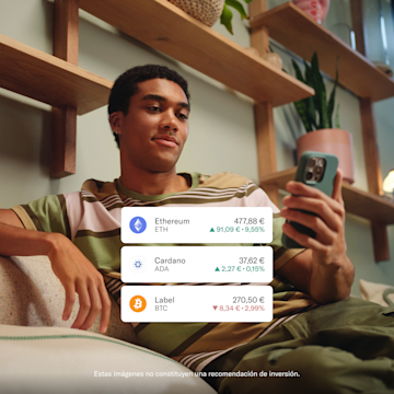 Un joven está sentado en un sofá mirando su teléfono, con tarjetas superpuestas que muestran los saldos de criptomonedas.