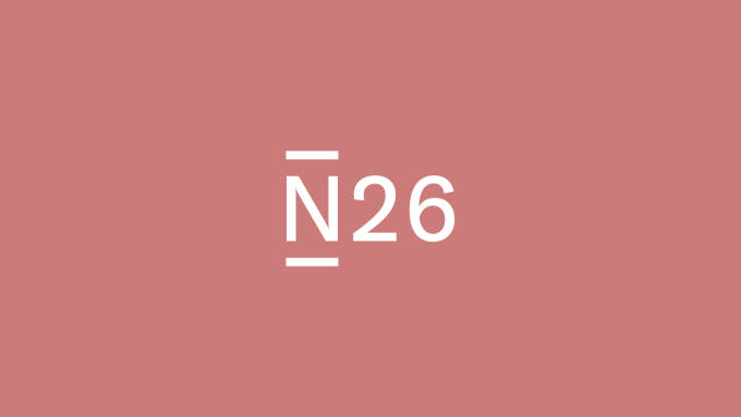 N26-Logo vor rotem Hintergrund.