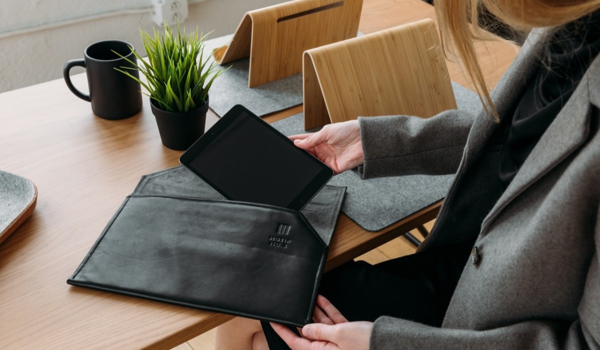 Freelancer con ipad en un escritorio.