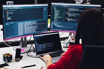 Programmatore con 3 schermi.