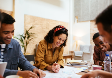 Employés qui travaillent en s'amusant.