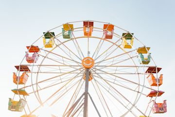 A ferris wheel in the summertime.