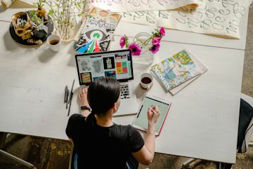 Un freelance en design graphique en train de travailler.