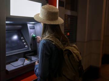 Frau Geldabheben von einem Geldautomat.