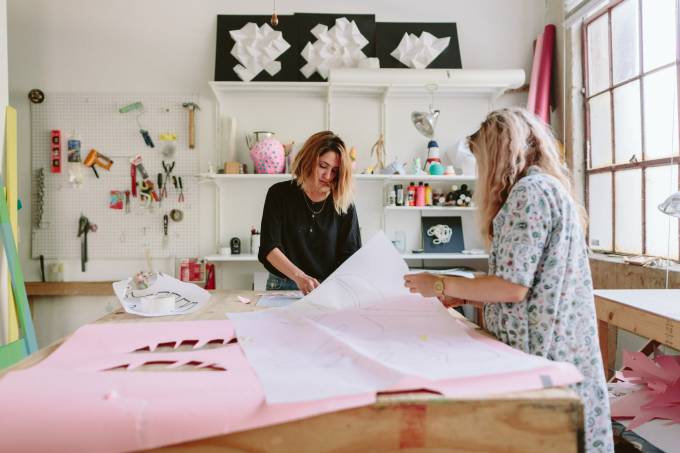 zwei Frauen in einem Kunst-Design-Studio arbeiten.