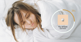 Femme au lit avec une image superposée de dette payée par la méthode de la boule de neige de la dette ou de l'avalanche.