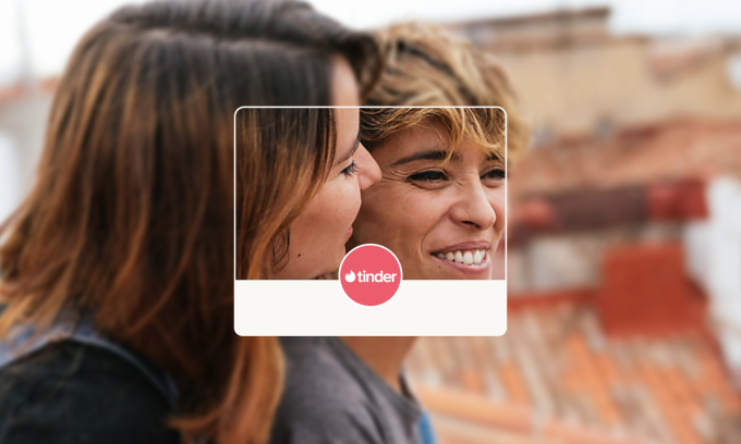 Partenariato tra Tinder e N26, mostra l'immagine di due donna seduta molto vicini l'uno all'altro, parlando e ridendo.
