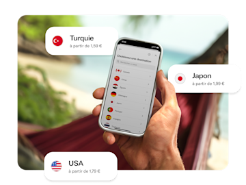 Une main tient un smartphone affichant une liste de pays pour les forfaits de données eSIM, avec des bulles pour la Turquie, le Japon et les États-Unis indiquant les prix.