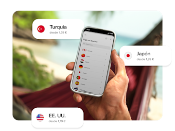 Una mano sostiene un smartphone que muestra una lista de países para planes de datos eSIM, con recuadros para Turquía, Japón y EE. UU. mostrando los precios.