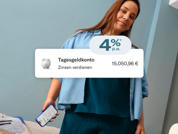 Das Bild zeigt einen Zinssatz von 4 % für Sparkonten und eine blau gekleidete Frau mit einem Mobiltelefon im Hintergrund.