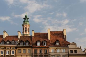 picture showing facades of houses in old town warsaw.