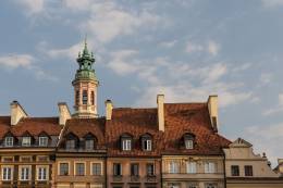 image montrant les façades des maisons dans la vieille ville varsovie.