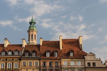 immagine che mostra facciate di case nella città vecchia Varsavia.