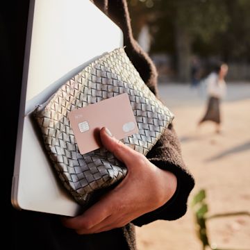 une main qui tient une carte N26 metal.