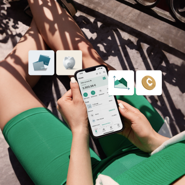 A person in green shorts is sitting outdoors, holding a smartphone displaying a mobile banking app with a balance of €3,503.56. App icons for savings, investments, and transactions are visible around the phone.