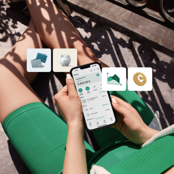 Una persona con shorts verdes está sentada al aire libre, sosteniendo un teléfono que muestra una app de banca móvil con un saldo de 3.503,56 €. Alrededor del teléfono se ven íconos de ahorro, inversiones y transacciones.