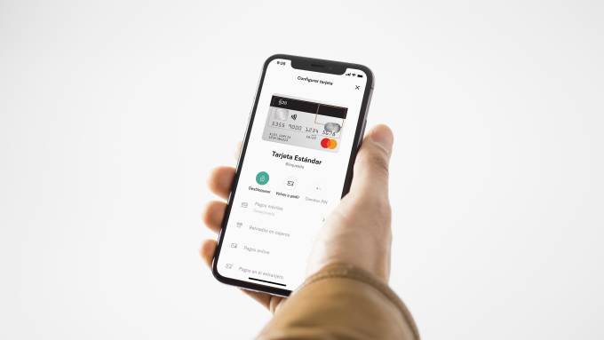 Image of a hand with a smartphone configuring the N26 mobile bank card.