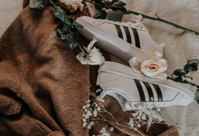 Sweater and shoes with roses.