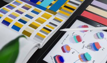 portfolio de diseño de un freelancer - libro de colores con ipad en la mesa.