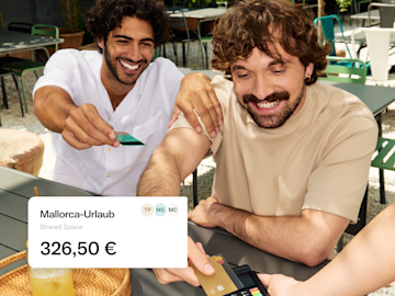 Zwei Männer lächeln, während sie in einem Außencafé mit Karte bezahlen, wobei eine überlagerte Karte ein gemeinsames Sparbereich-Guthaben anzeigt.