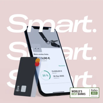 Bild eines Mobiltelefons mit einem Unterkonto auf dem Bildschirm und einer schwarzen Debitkarte mit dem Logo der besten Bank von Forbes.