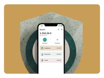 Bild zeigt ein Handy mit Unterkonten N26 Spaces-App befindet sich in einem Sicherheitsbadge.