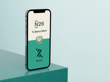 Smartphone con el logo de N26 y Bizum.