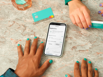 Imagen que muestra un móvil con la app N26, tarjetas N26 y unas manos.