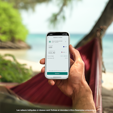 Main tenant un mobile affichant un virement bancaire international dans l'application N26.