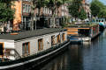 Bild eines Bootes in einem Kanal einer niederländischen Stadt.