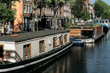 imagen de un barco en un canal en una ciudad en los Países Bajos.