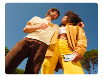 Image of couple holding a N26 card and a mobile.