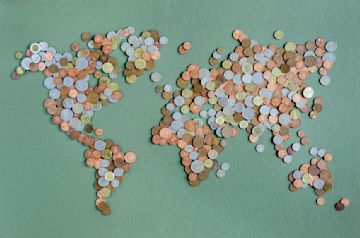 carte du monde fait avec des pièces locales.