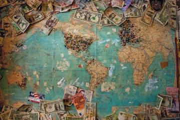 mappa del mondo con banconote.