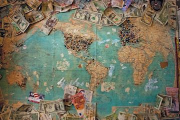 mappa del mondo con banconote.