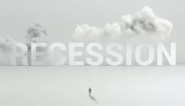 Recessione a caratteri cubitali, circondato da nuvole con una persona davanti.