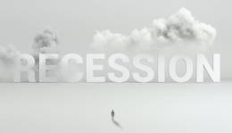 La palabra recesión en mayúsculas y rodeada de nubes con una persona delante.