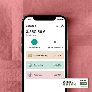 Une main tenant un mobile montrant l'interface N26 Spaces à côté du badge Best Bank Forbes 2022.