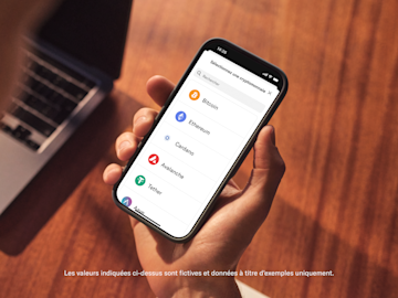 Main tenant un téléphone affichant la fonctionnalité Crypto N26.