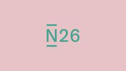 Logo N26 su sfondo rosa.