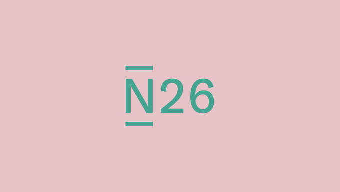 N26-Logo vor rosa Hintergrund.