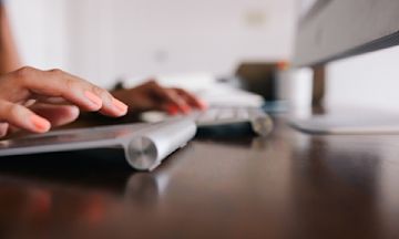 freelance haciendo cuentas.