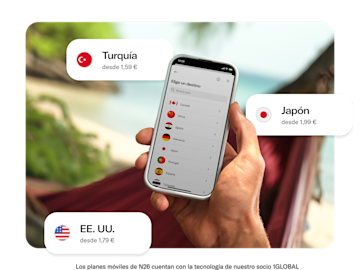 Una mano sostiene un smartphone que muestra una lista de países para planes de datos eSIM, con recuadros para Turquía, Japón y EE. UU. mostrando los precios.