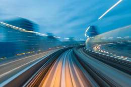 immagine che mostra luci di velocità da un treno.