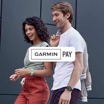Ein junger Mann und eine junge Frau gehen lachend zusammen spazieren, beide tragen Garmin-Smartwatches, mit dem Garmin Pay-Logo in der Mitte.