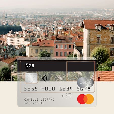 Carta di debito N26 trasparente con un'immagine di sfondo che mostra la città di Lione.