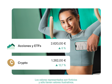 Gimnasta con ropa de color verde azulado y sosteniendo un móvil con la aplicación N26 abierta. En primer plano hay una ventana emergente que muestra el saldo y la rentabilidad de la cuenta de Acciones y ETF y de la cuenta Cripto.