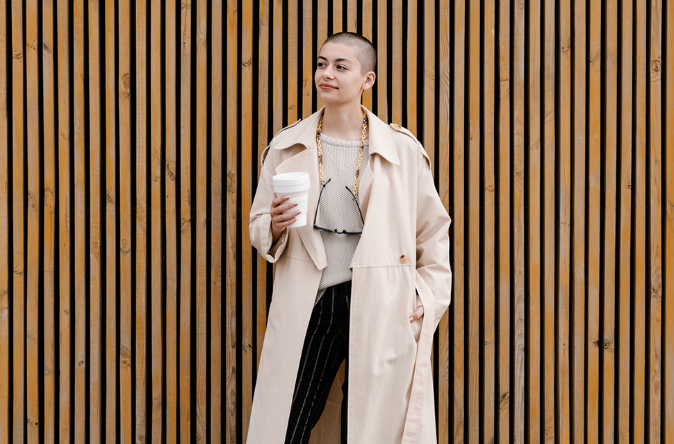 Una giovane freelance che beve un caffè.